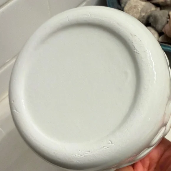 White Ceramic Daisy Embossed Planter/decorative bowl - Picture 3 of 3